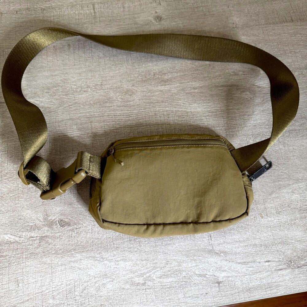 Lululemon Everywhere Belt Bag Artifact RARE - Picture 2 of 4